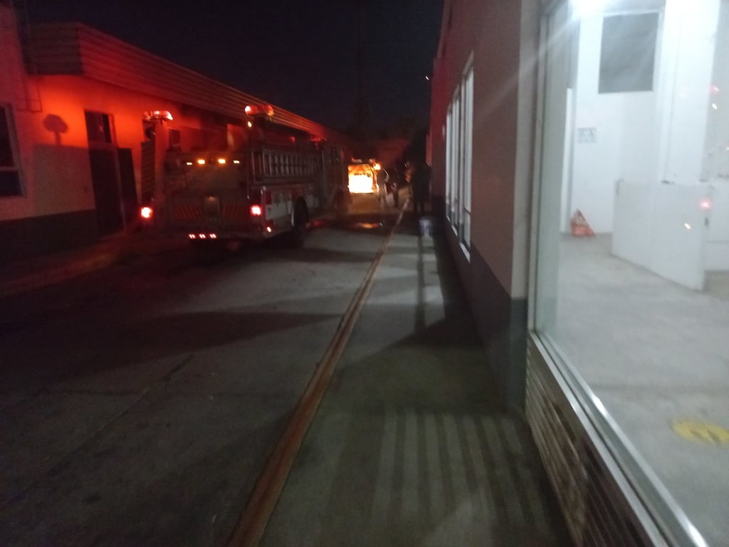 En Zona Centro, arde carpintería durante la madrugada del viernes