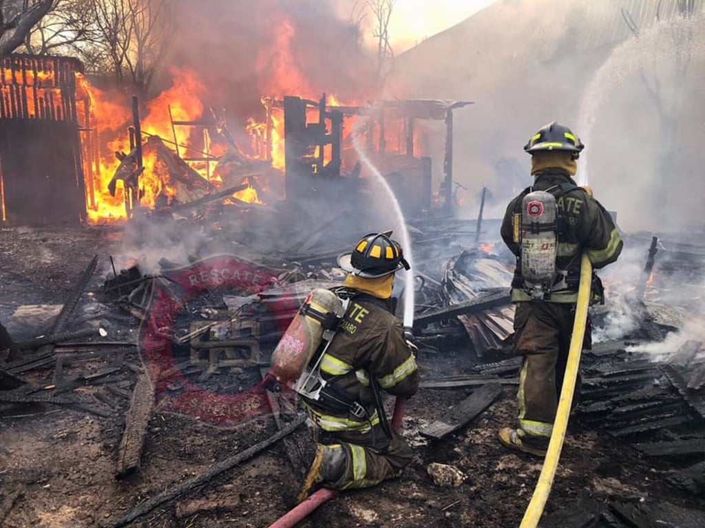 Voraz incendio acaba con dos casas en Santiago Papasquiaro