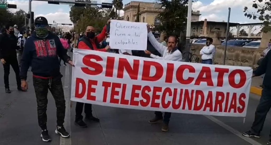 Protestan maestros de Telesecundarias; señalan irregularidades en sus pagos