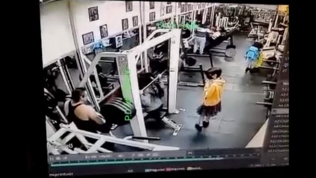 VIDEO: Captan muerte de mujer a la que le cayó barra de 180kg en gimnasio
