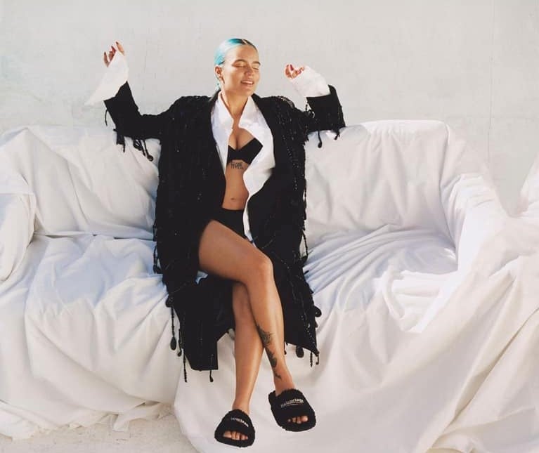 Karol G posa al natural para portada de Vogue