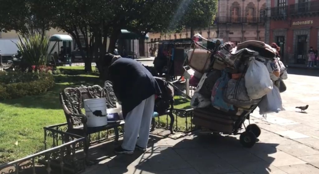 Captan a indigente lavando ropa en la Plaza de Armas