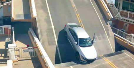 Puente levadizo es levantado aún cuando había un auto abordado sobre él