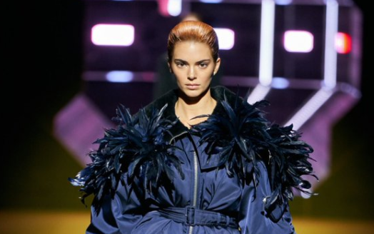 Kendall Jenner debuta look pelirrojo y lo presume en redes