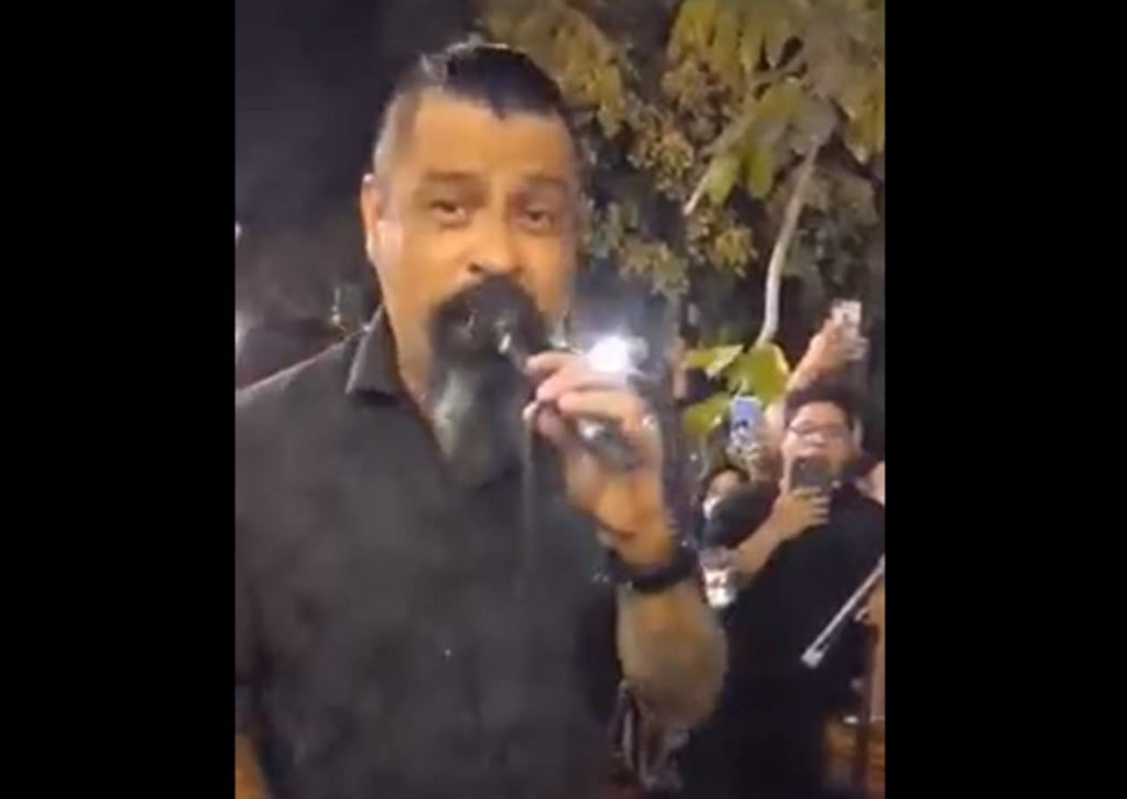 Vocalista de Panteón Rococó improvisa concierto en el centro de Oaxaca