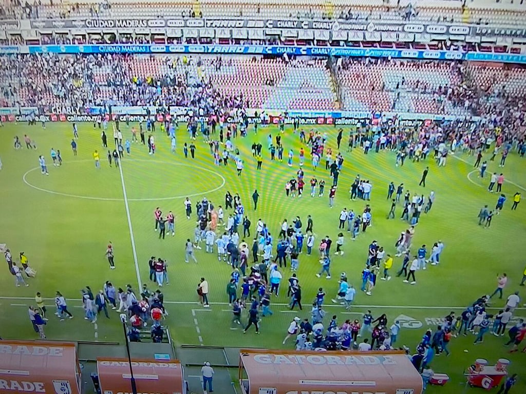 VIDEO: Afición provoca disturbio e invade la cancha del Querétaro vs Atlas