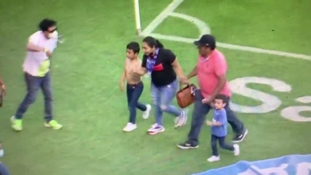 Conmociona imagen de familia huyendo del partido Querétaro vs Atlas