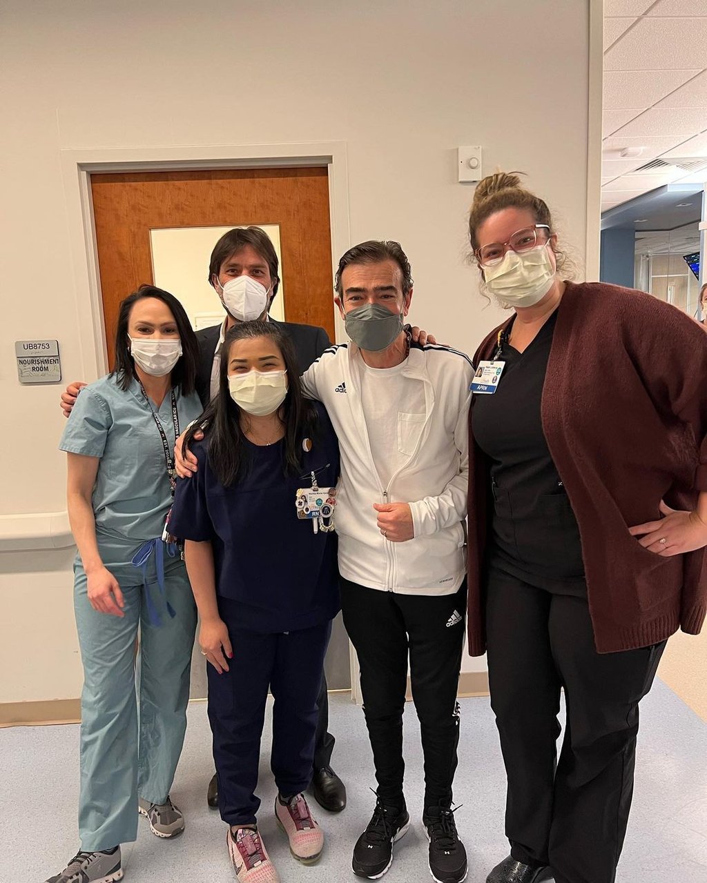 El actor Toño Mauri regresa al hospital que le salvó la vida tras contagiarse de COVID-19