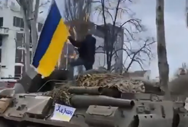 VIDEO: Hombre ondea bandera de Ucrania tras montarse a un tanque de guerra ruso en movimiento