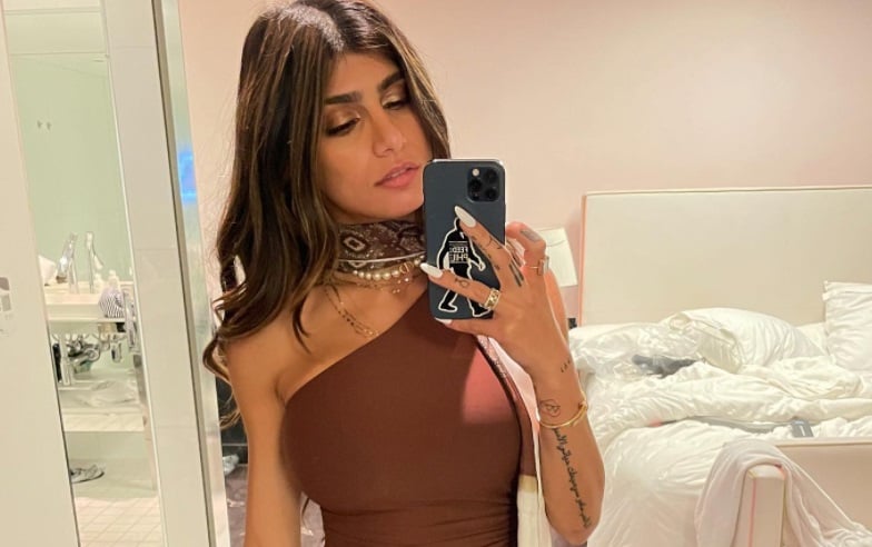 Mia Khalifa 'combate' el calor con bikini