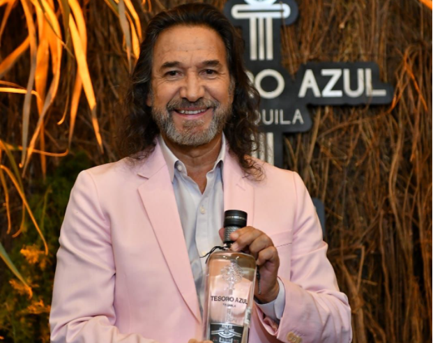 Un tequila con sabor a 'El Buki'; Marco Antonio Solís presenta su bebida Tesoro Azul
