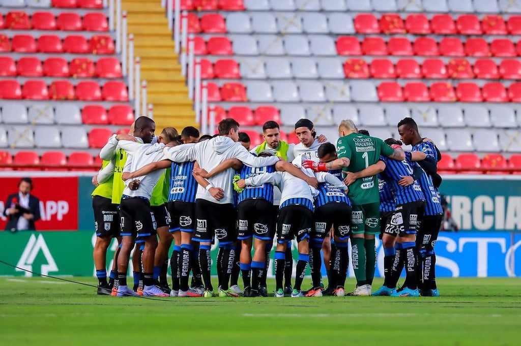 Detienen partido Necaxa Vs. Querétaro para unirse en abrazo como mensaje de paz