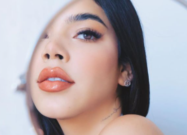 Kenia Os brinda y 'presume' su escote en Instagram