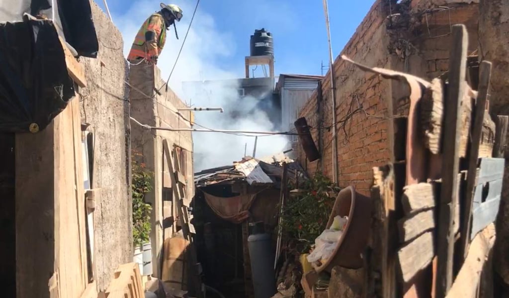 Atienden incendio en vivienda de la colonia El Ciprés