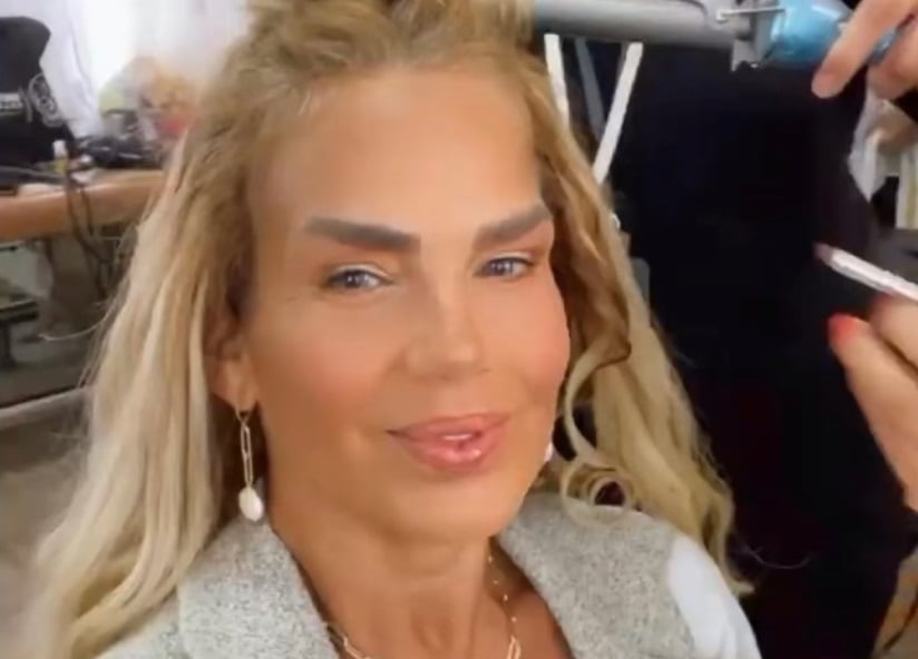 Niurka se muestra entre la espuma tomando un baño