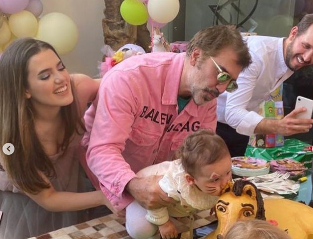 En medio de su conflicto con Televisa, Alejandro Fernández se va de fiesta con sus hijos