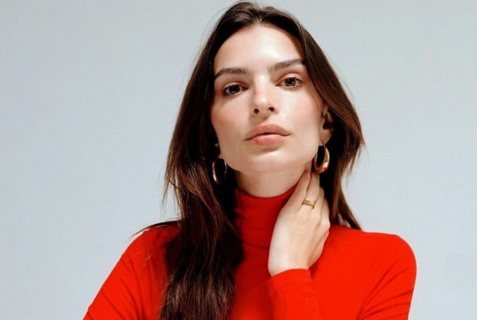 Emily Ratajkowski comparte fotos en bikini rosa