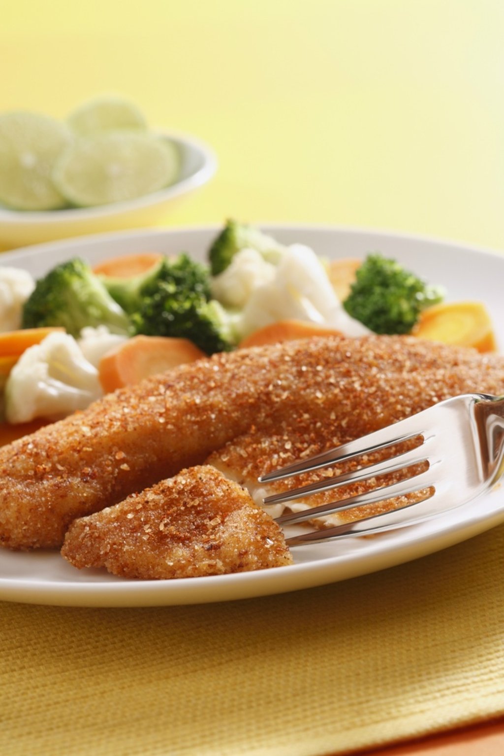 Prepara filetes de pescado empanizado sin usar aceite