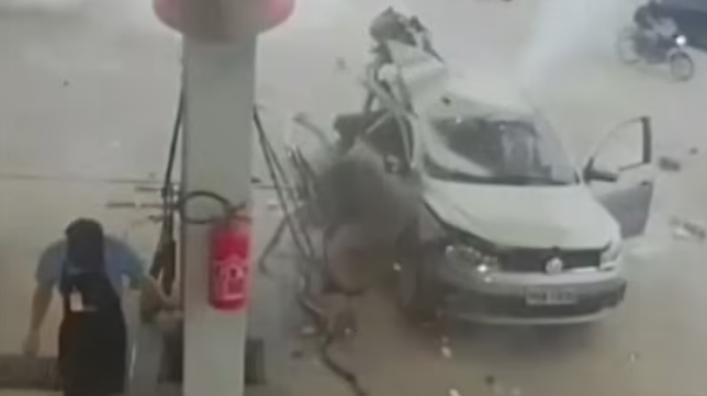 VIDEO: Tanque de gas ilegalmente instalado en un auto explota en una gasolinera