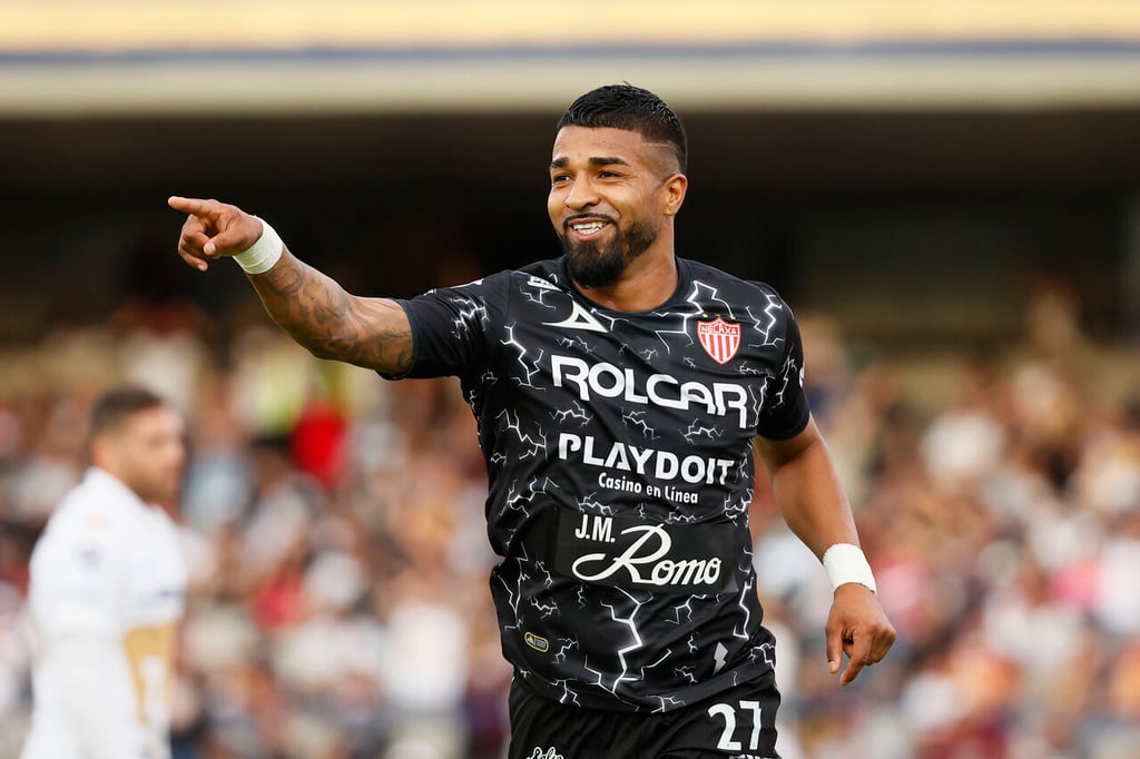 Rodrigo Aguirre firma doblete y Necaxa sorprende a Pumas