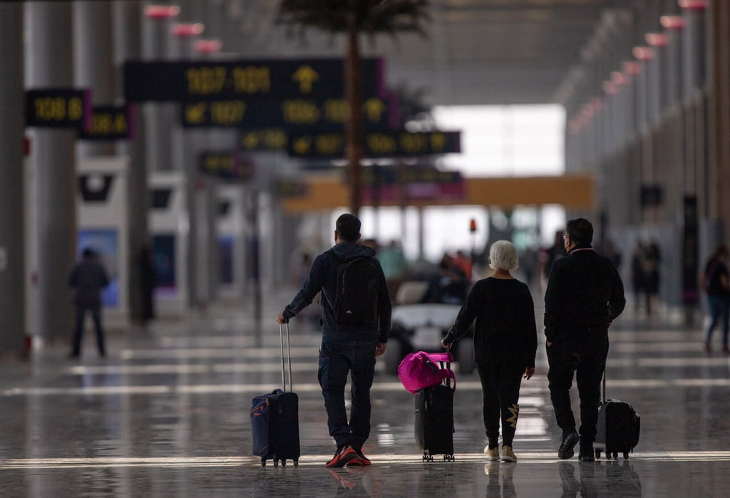 Pasajeros sufren inconvenientes para tomar vuelos en Aeropuerto Internacional Felipe Ángeles