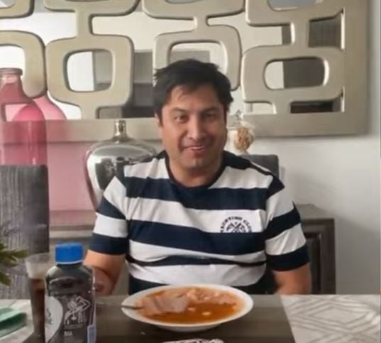 Julión Álvarez se cura la cruda con menudo tras 'borrachera' junto a Alfredito Olivas