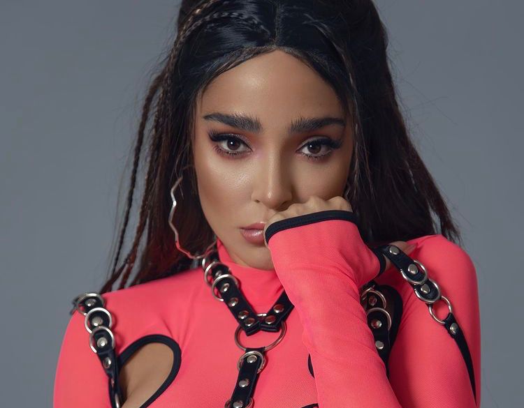 Manelik de Acapulco Shore muestra sus curvas en diminuto bikini fucsia