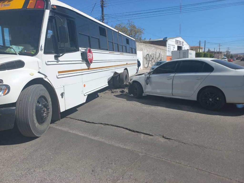 Choque entre camión de maquila y vehículo particular deja un lesionado