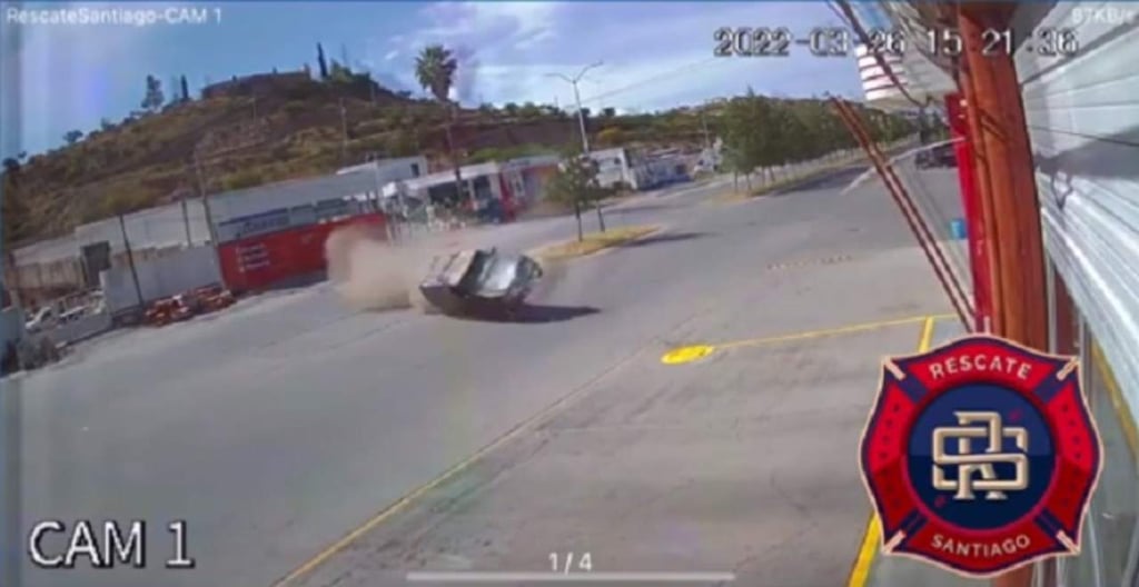 VIDEO: Camioneta vuelca frente a instalaciones de Rescate Municipal Santiago Papasquiaro