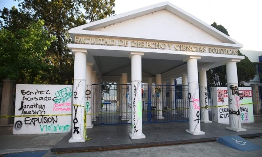 'Pintas' y destrozos en escuelas de la UJED durante marcha contra la violencia hacia la mujer
