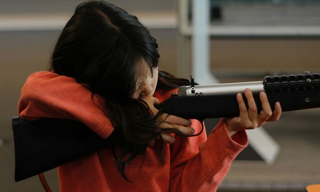 Mueren por accidente dos niños que jugaban con una pistola durante un livestreaming