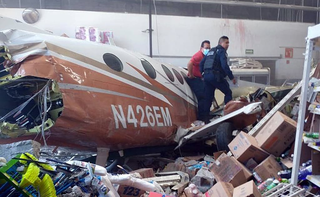 Avioneta impacta contra Bodega Aurrera en Cuernavaca dejando lesionados