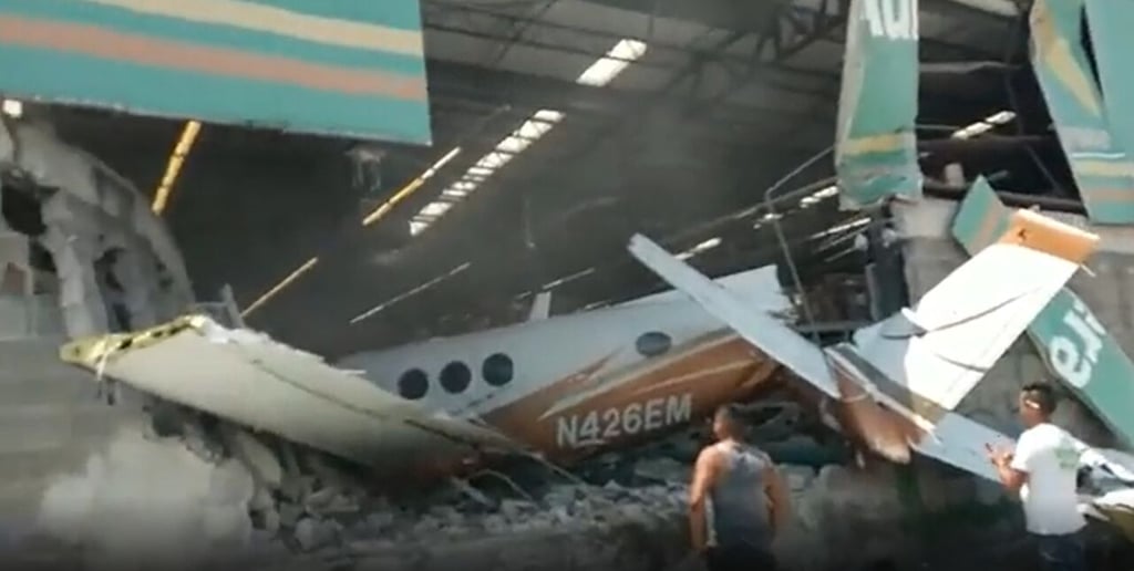 Reportan tres muertos en choque de avioneta contra Bodega Aurrera de Cuernavaca