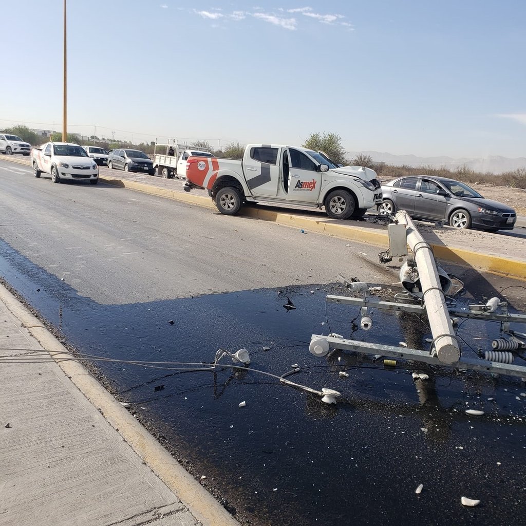 Conductor derriba poste de concreto en Gómez Palacio