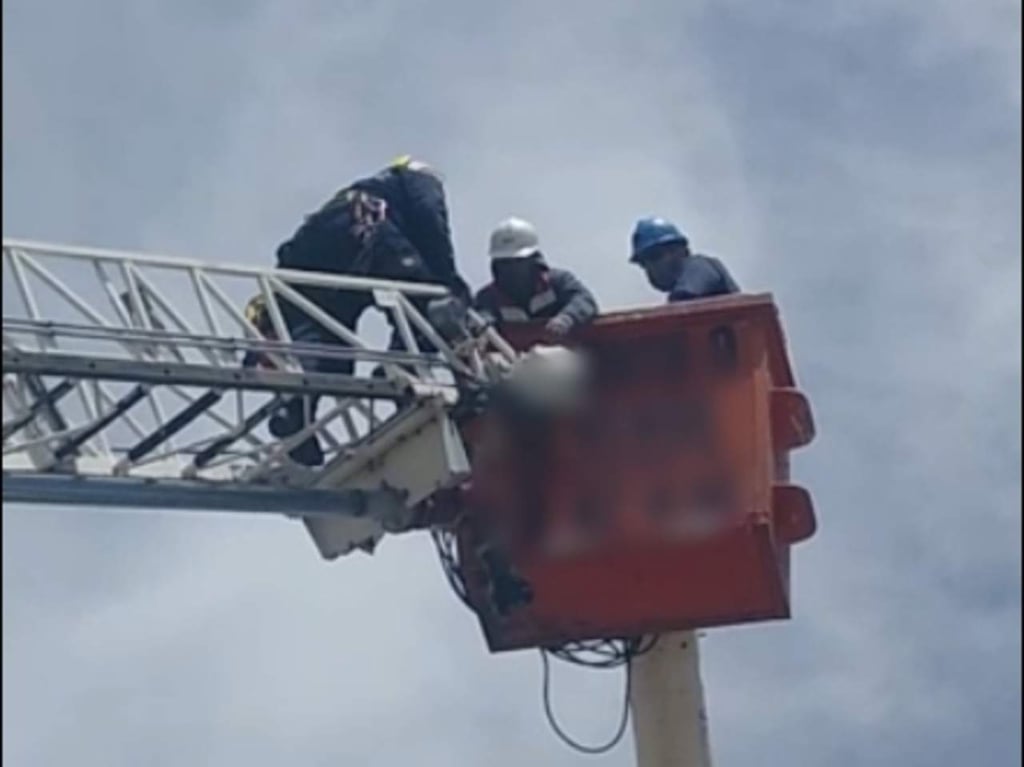 Rescatan a dos personas atrapadas en una grúa en bulevar Dolores del Río