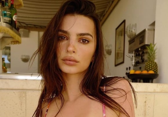 Emily Ratajkowski 'arrasa' en redes con fotos sin ropa