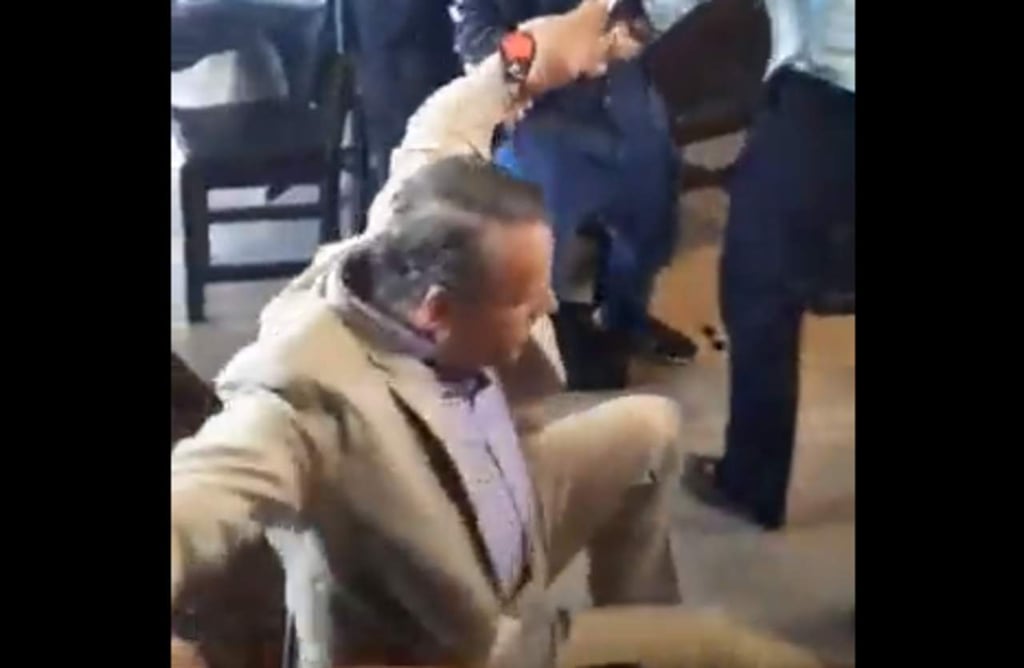 De nueva cuenta, Alfredo Adame vuelve a caer al suelo tras una discusión