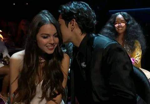 ¿Qué le dijo Taehyung al oído a Olivia Rodrigo en los Grammy?