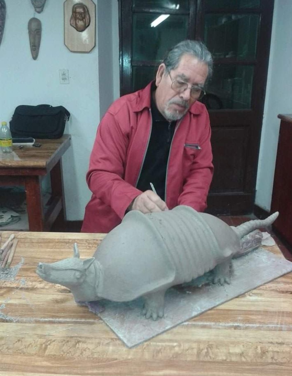 Trino Núñez,  el hombre que transforma el barro en arte