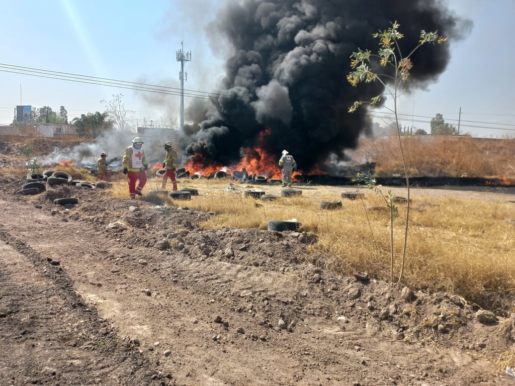 Se queman llantas y basura