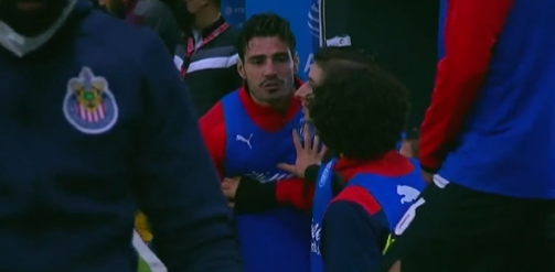 VIDEO: 'Pollo' Briseño y 'Chino' Huerta casi llegan a los golpes tras empate de Chivas con Toluca