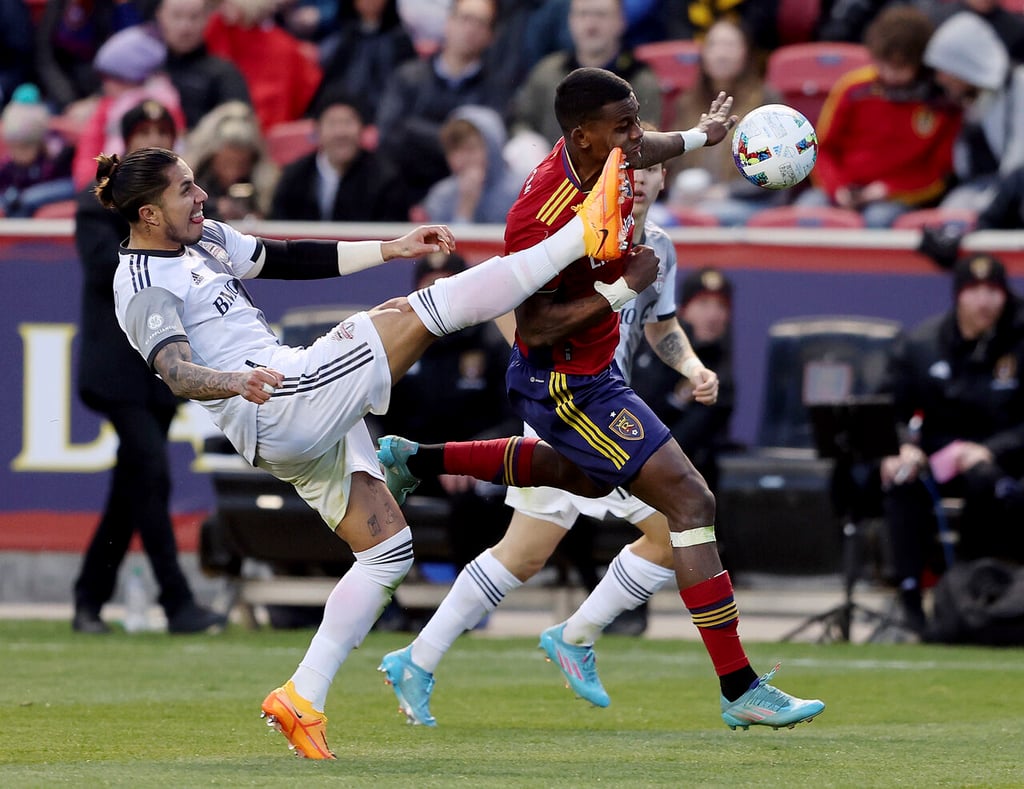 VIDEO: Expulsan a Carlos Salcedo por patear la cabeza un rival en la MLS