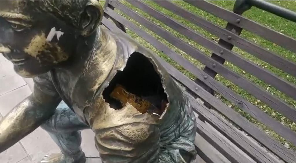 Estatuas dañadas de Las Alamedas son usadas como basureros