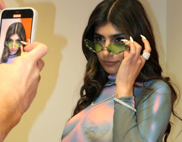 Mia Khalifa disfruta del calor posando en bikini