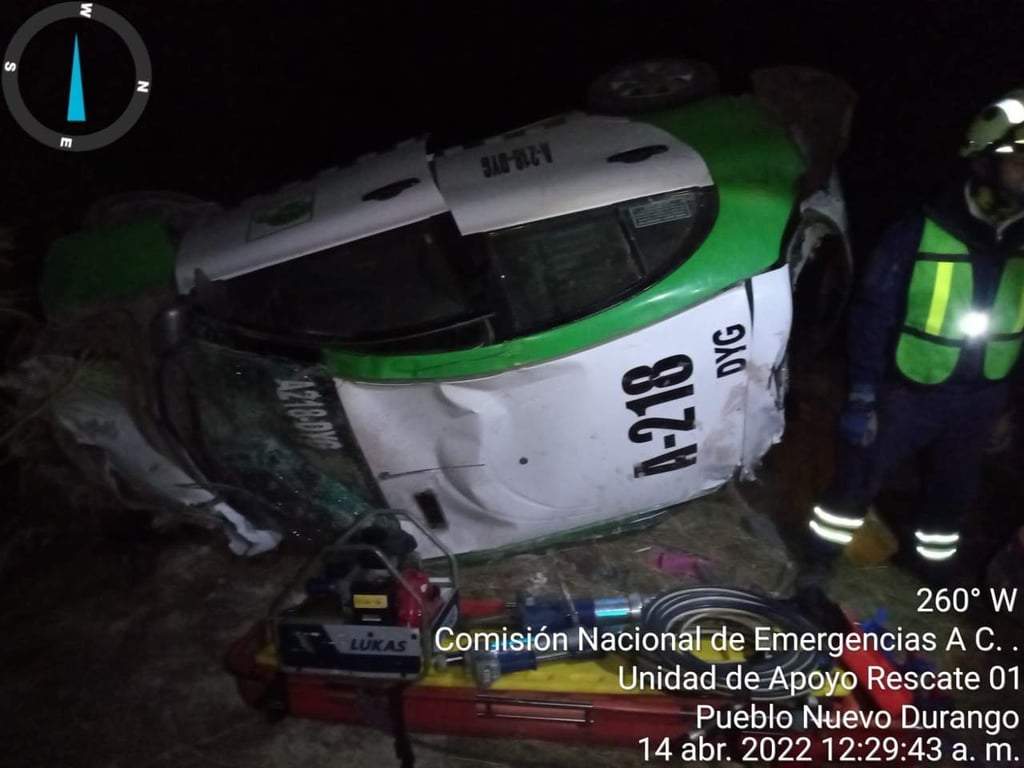 Taxi de Durango volcó en carretera libre a Mazatlán; cuatro lesionados y un occiso