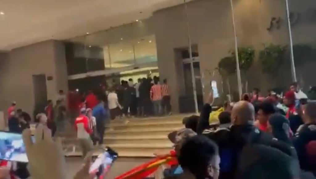 VIDEO: Aficionados del Guadalajara protestan contra jugadores y rompen puertas de hotel en CDMX