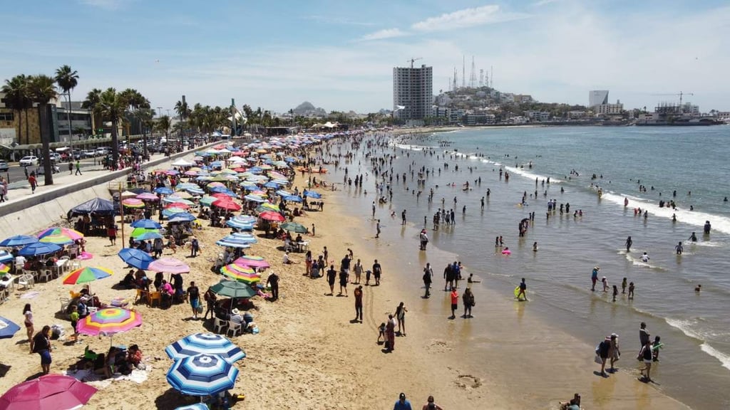 Playas de Mazatlán lucen llenas durante este periodo vacacional
