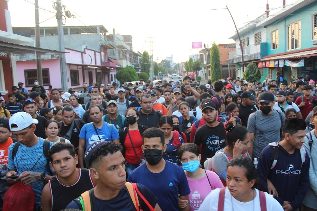 Nueva caravana de migrantes acuerda regularización con autoridades del INM