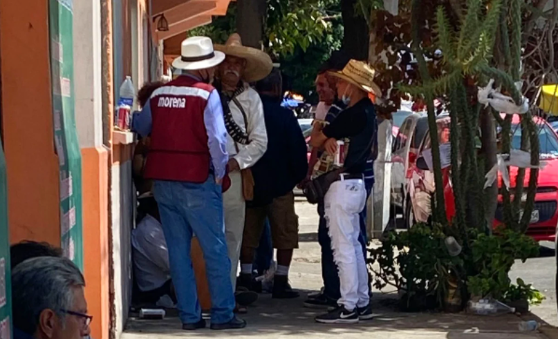 Simpatizantes de AMLO 'arman cervezas banqueteras' afuera de San Lázaro