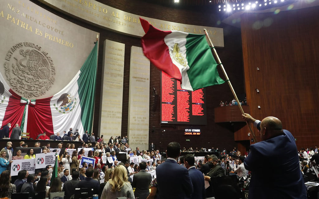 Entre insultos y retrasos, diputados mexicanos debaten reforma eléctrica de AMLO